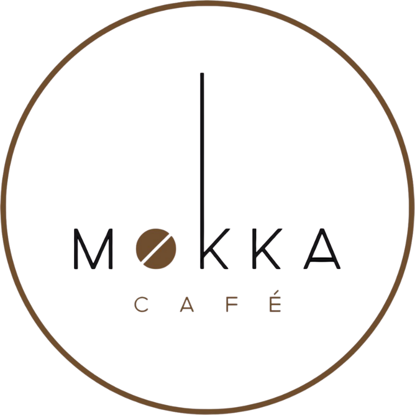 Logo des Café Mokka in Lindau: Schwarzer Schriftzug "MOKKA" mit einem stilisierten Kaffee-O in einem braunen Kreis, darunter "CAFÉ".